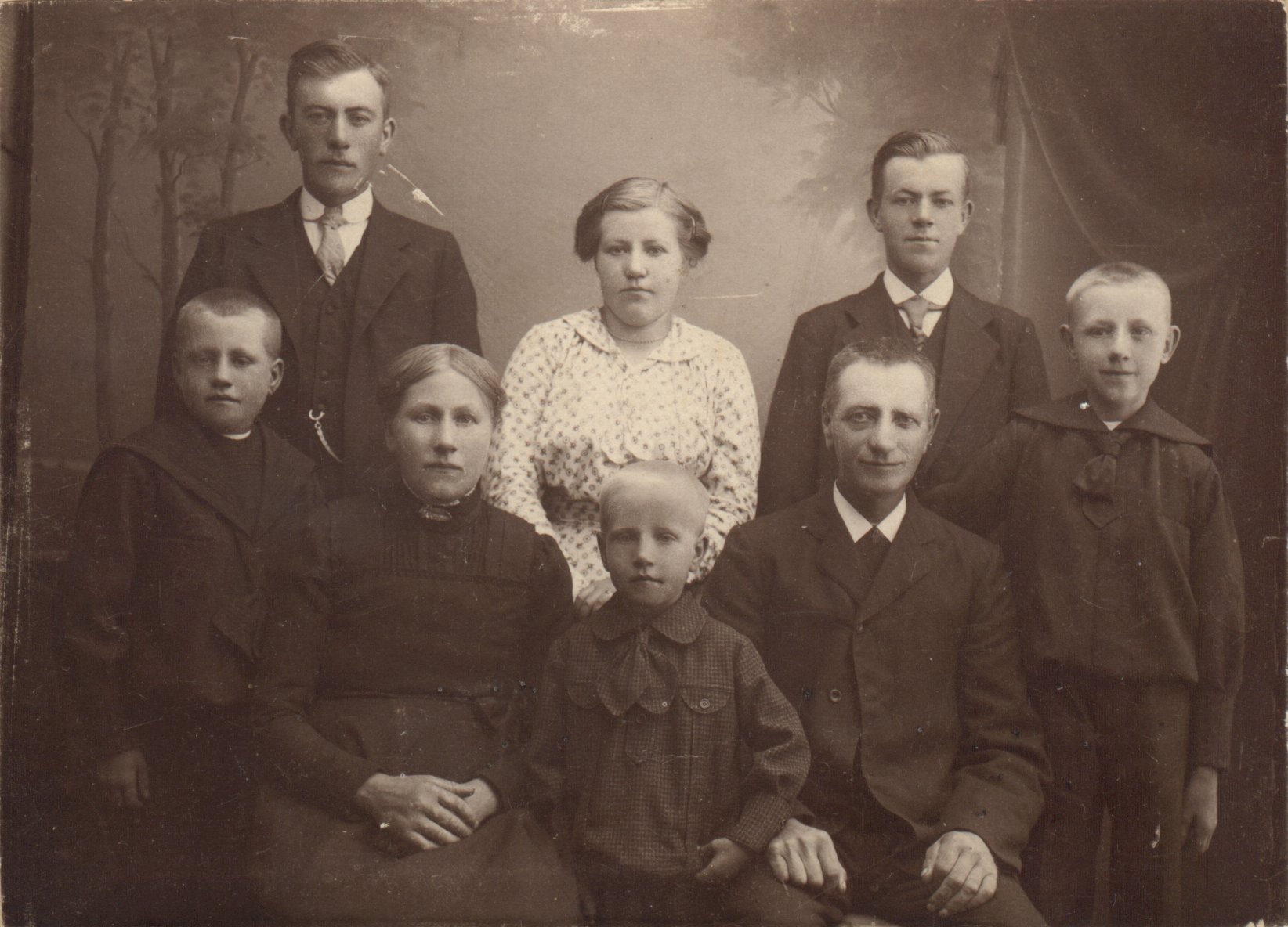 Rasmine og Lars Larsen med familie i 1915 (239,27 KB)