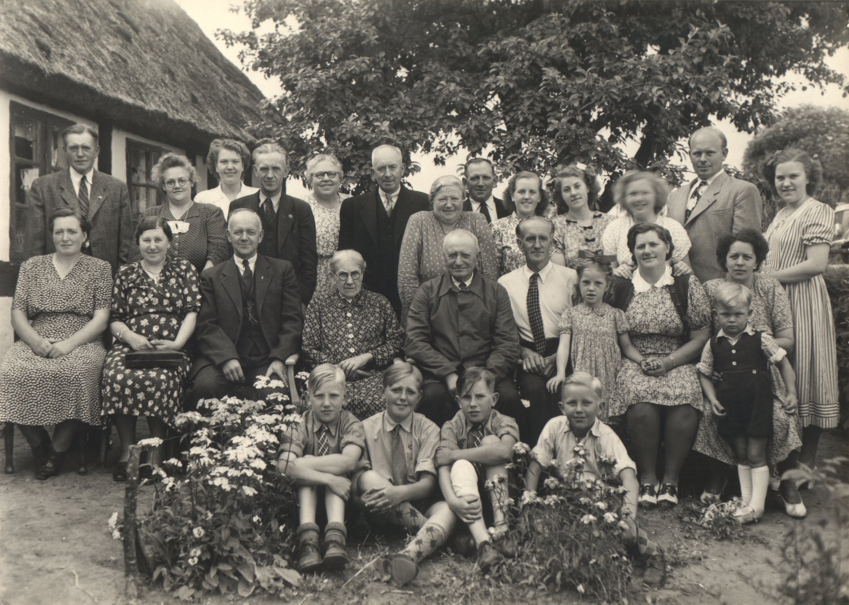 Rasmine og Lars Larsen med familie i 1949