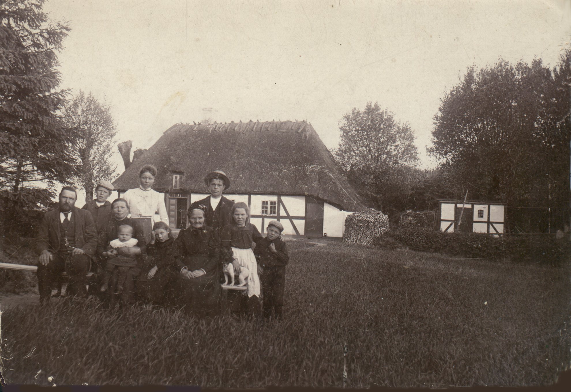 Karen Kirstine og Jens Madsen med familie i 1907 (443,13 KB)