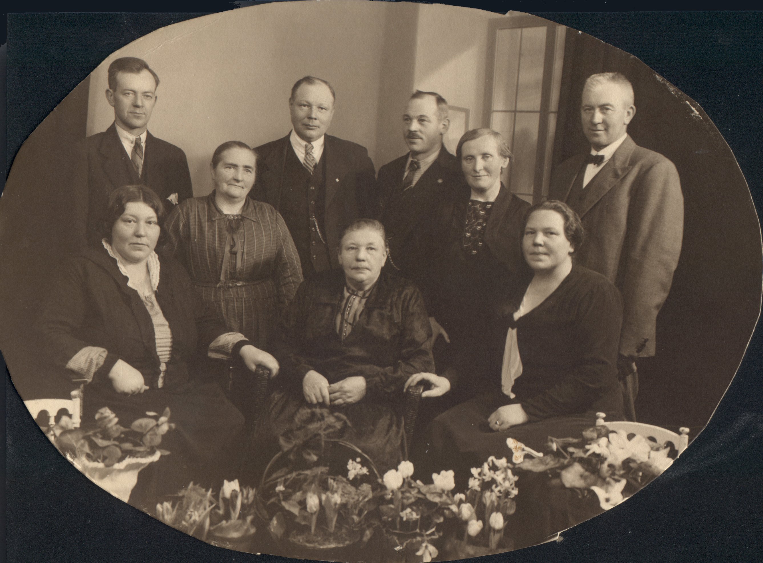 Karen Kirstine Madsen med familie i 1930 (749,99 KB)