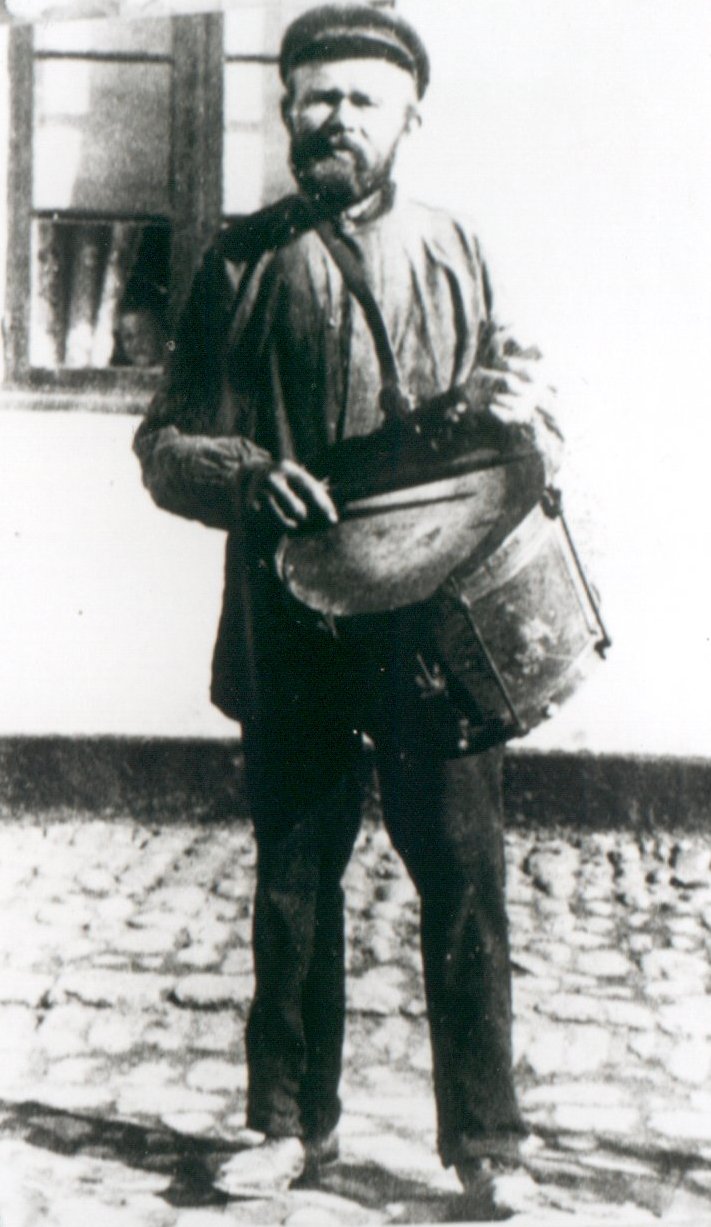 Niels Andreas Herman Nielsen (1875 - 1941) med trommen