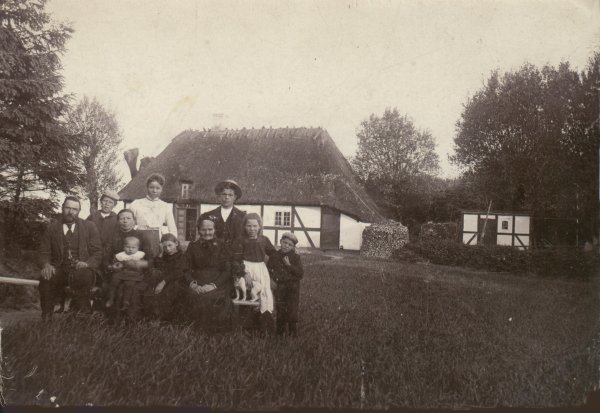 Karen Kirstine og Jens Madsen med familie i 1907